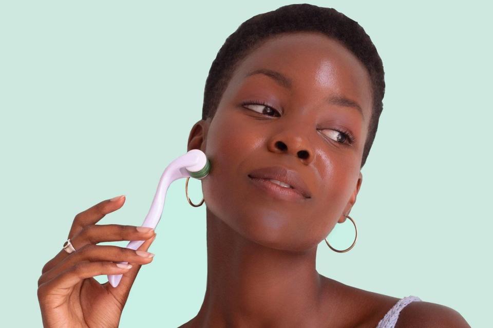 African-American woman using Sdara Skincare Derma Roller