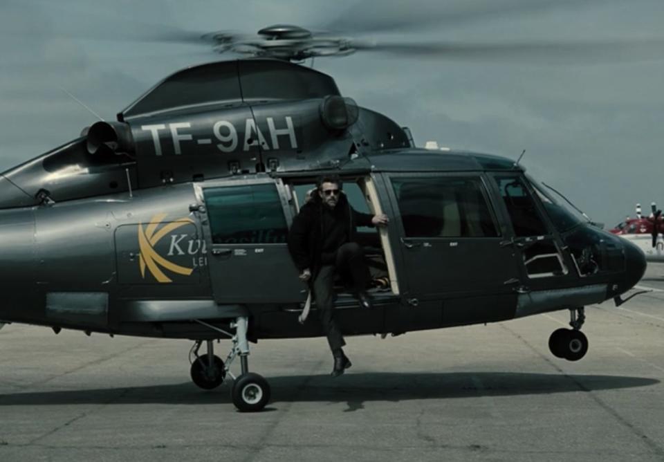 justice league bruce wayne helicopter