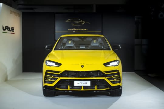 Lamborghini Urus將於稍晚正式發表，並於下半年交付車主，總代理公布正式售價為新台幣999.89萬元起。