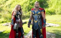 Größer geht nicht - und das nicht nur, weil sie "nur" 1,60 Meter groß ist: In "Thor: Love and Thunder" übernimmt Natalie Portman zum dritten Mal die Rolle der Jane Foster. Mehr noch: Sie wird selbst zur Donnergöttin, die Thor (Chris Hemsworth) bei seinem Kampf gegen den Götterschlächter Gorr (Christian Bale) zur Seite steht. (Bild: Disney / Marvel)