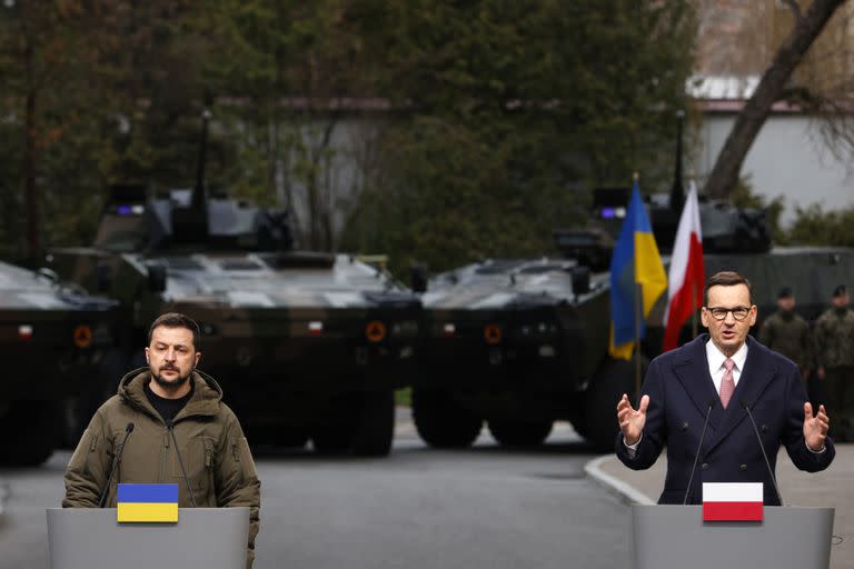 El primer ministro polaco, Mateusz Morawiecki, y el presidente ucraniano Volodimir Zelensky, participan en una conferencia de prensa en Varsovia, Polonia (AP Foto/Michal Dyjuk)