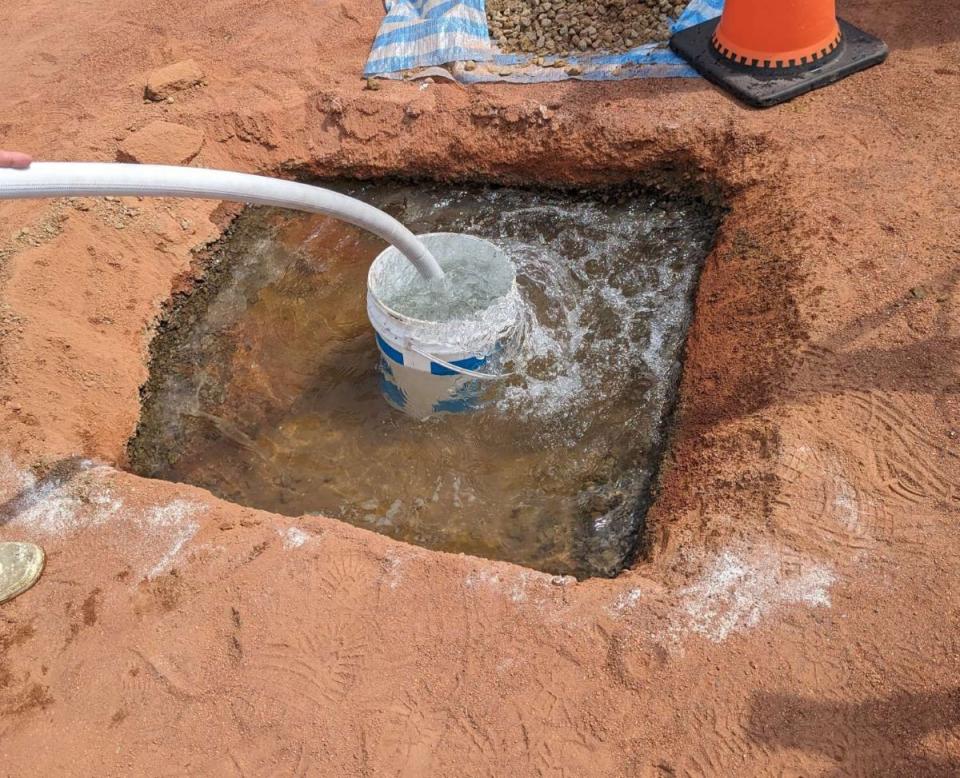 專家測試新竹棒球場排水。（圖：市府提供）