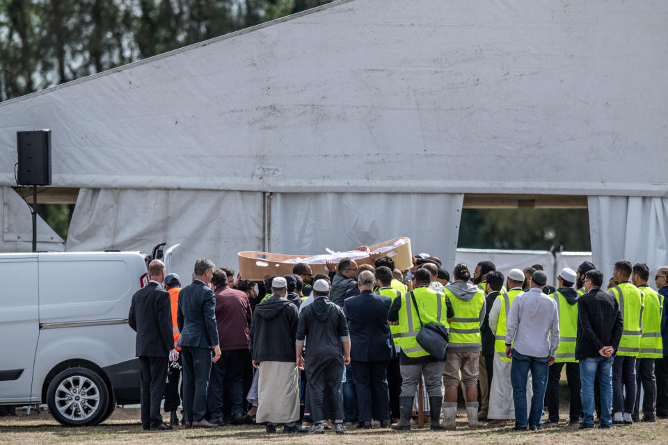 Auf einem Friedhof haben sich dutzende Muslime zu einer Trauerfeier zusammengefunden. (Bild: Getty Images)