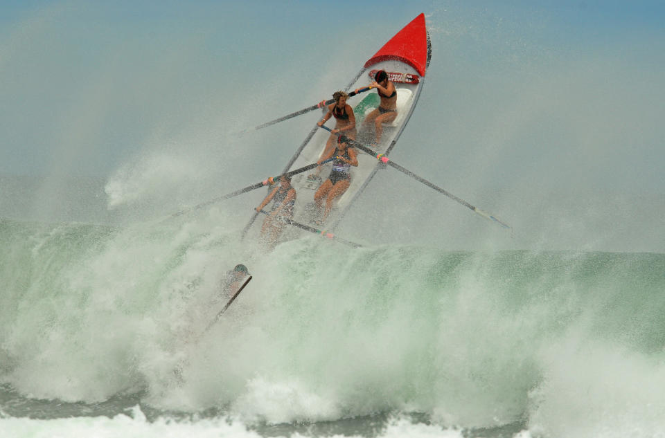 Las integrantes del equipo Piha Womens tratan de superar una ola gigante, durante una regata en Auckland, Nueva Zelanda, el pasado mes de febrero. Phil Walter/Getty Images