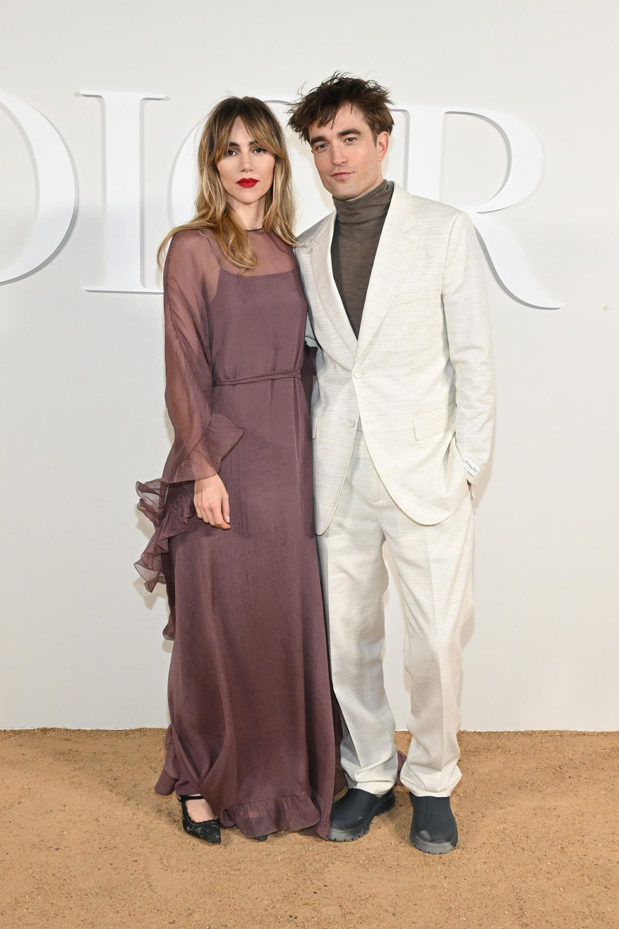 Suki Waterhouse and Robert Pattinson attend the Dior Fall 2023 Menswear Show on December 03, 2022 in Giza, Egypt. (Stephane Cardinale / Corbis via Getty Images)