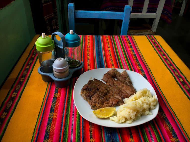 La milanesa de llama es el plato más popular de Los Cachis