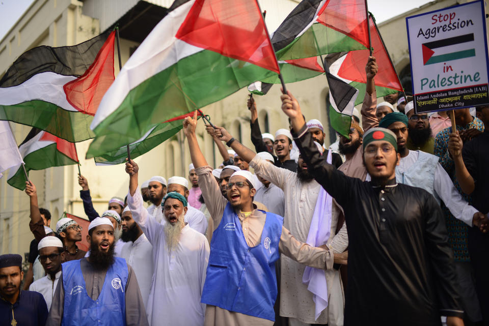 Activistas del partido Islami Andolan Bangladesh protestan contra las operaciones militares israelíes en Gaza y en apoyo del pueblo palestino ante la mezquita Baitul Mukarram en Daca, Bangladesh, el martes 10 de octubre de 2023. (AP Foto/Mahmud Hossain Opu, Archivo)