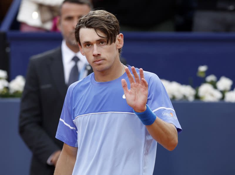 El tenista australiano Alex de Miñaur celebra tras derrotar a Rafael Nadal en el Abierto de Barcelona, en el Real Club de Tenis, Barcelona, España