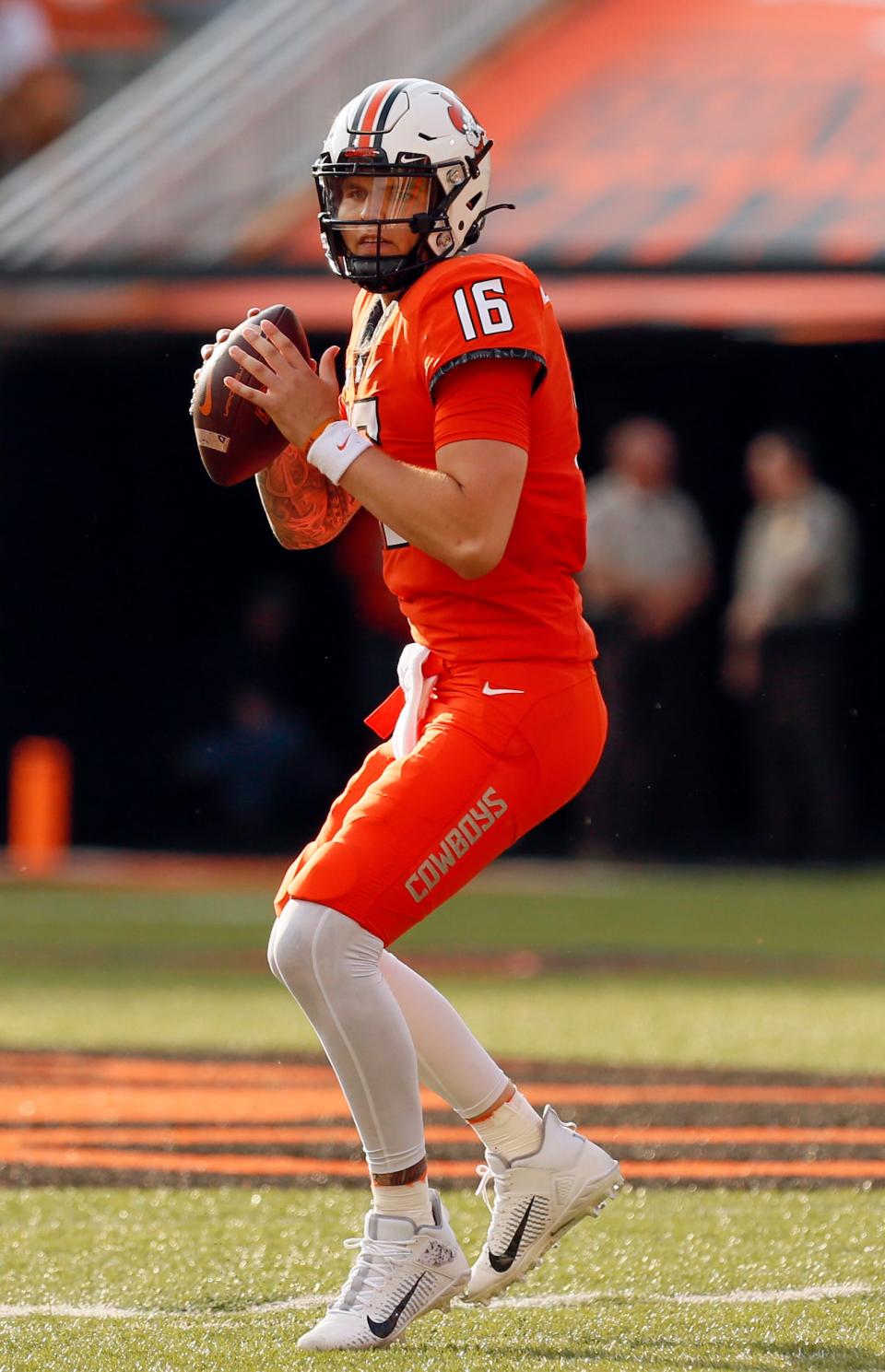 Quarterback Shane Illingworth (16) became the 12th Oklahoma State football player to enter the transfer portal.