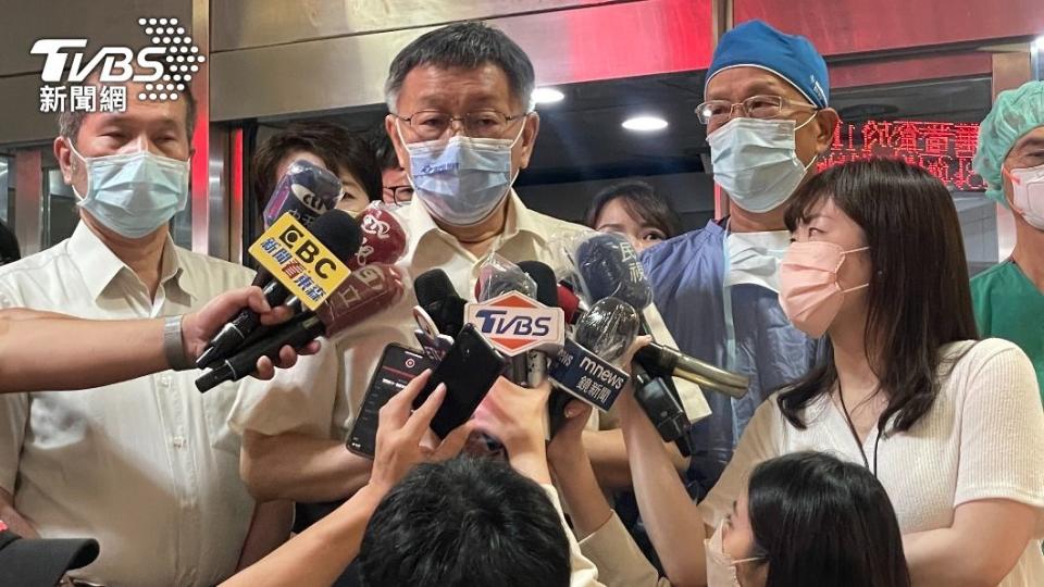 台北市長柯文哲赴仁愛醫院了解情況。（圖／TVBS）