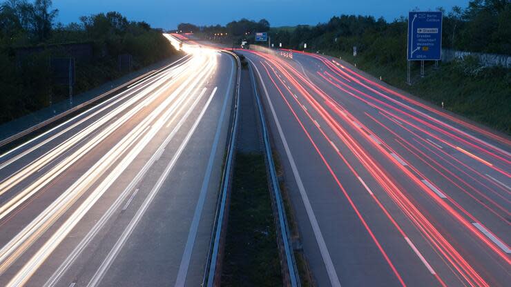 Autos sollen künftig untereinander und mit an der Straße verbauten Rechnern Daten austauschen. Foto: dpa