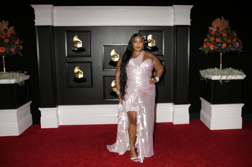 <p>Una de las invitadas peor vestidas fue, sin duda, Lizzo. ¿Quién le dijo que se pusiera ese diseño de Balmain? (Foto: Francis Specker / CBS via Getty Images)</p> 