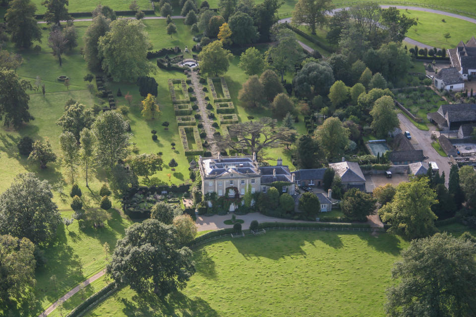 A una milla al suroeste de Tetbury se encuentra la casa de estilo georgiano del príncipe Carlos, Highgrove, el 15 de septiembre de 2006. La residencia del siglo XVIII está rodeada por 900 acres de tierra orgánica actualmente cultivada por el Ducado de Cornualles. (Foto David Goddard/Getty Images)