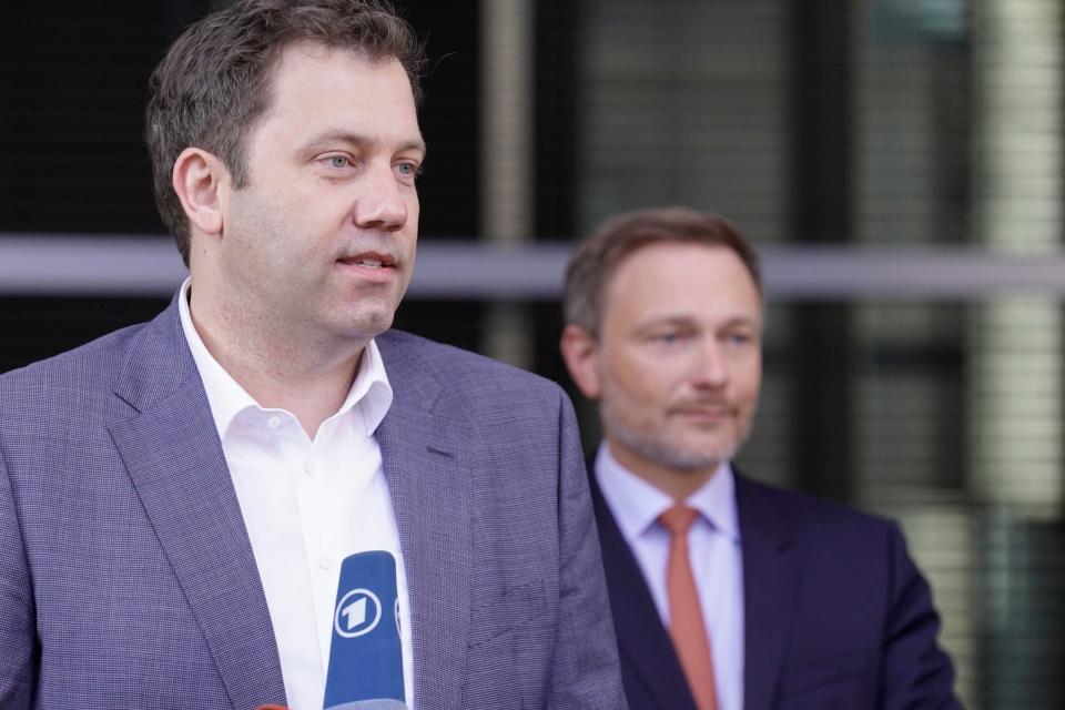 SPD-Bundesvorsitzender Lars Klingbeil teilt im Streit ums Bürgergeld gegen die Union aus, Bundesfinanzminister Christian Lindner (FDP) warnt derweil vor einem "Schäbigkeitswettbewerb".  - Copyright: picture alliance / Flashpic | Jens Krick