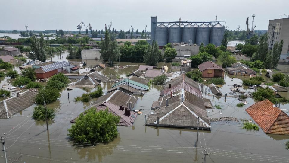 2023年6月7日，烏克蘭赫松市在卡科夫卡水壩被炸後的洪水景況。路透社