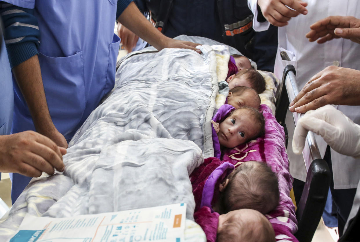 Personas heridas en ataques aéreos israelíes llegan al Hospital Médico Nasser en Khan Younis, en el sur de la Franja de Gaza, el 20 de noviembre de 2023. (Yousef Masoud/The New York Times)
