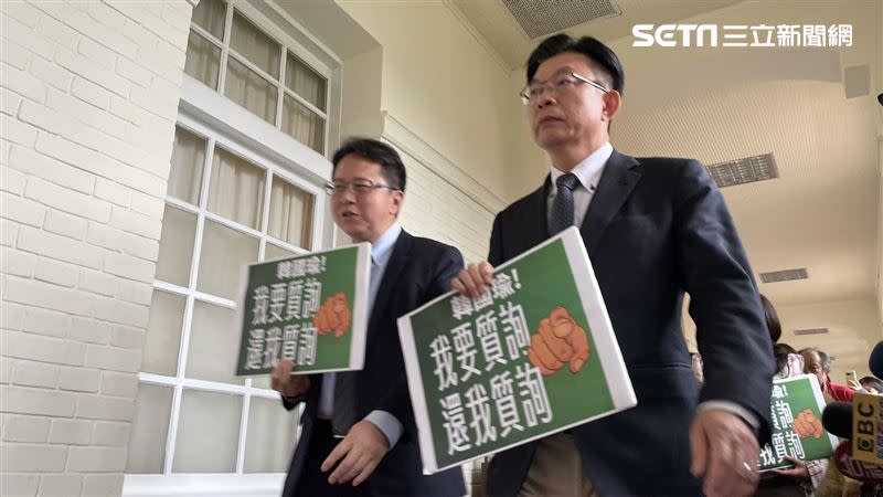 邱志偉（左）、郭國文（右）等人赴立法院長室陳情抗議（圖／記者高逸帆攝影）