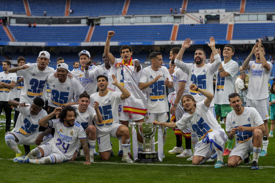 Jugadores del Real Madrid posan con el trofeo para celebrar el título de la liga española el sábado 30 de abril del 2022. (AP Foto/Bernat Armangue)