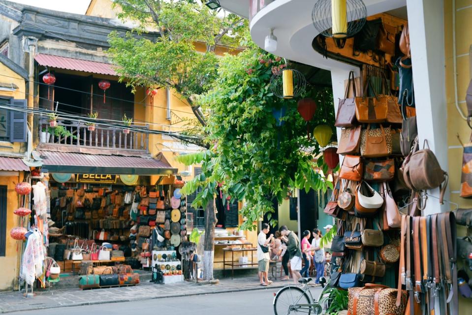 古鎮上琳瑯滿目的藝品店非常好逛，還可在路邊茶館、咖啡館乘涼歇腳。
