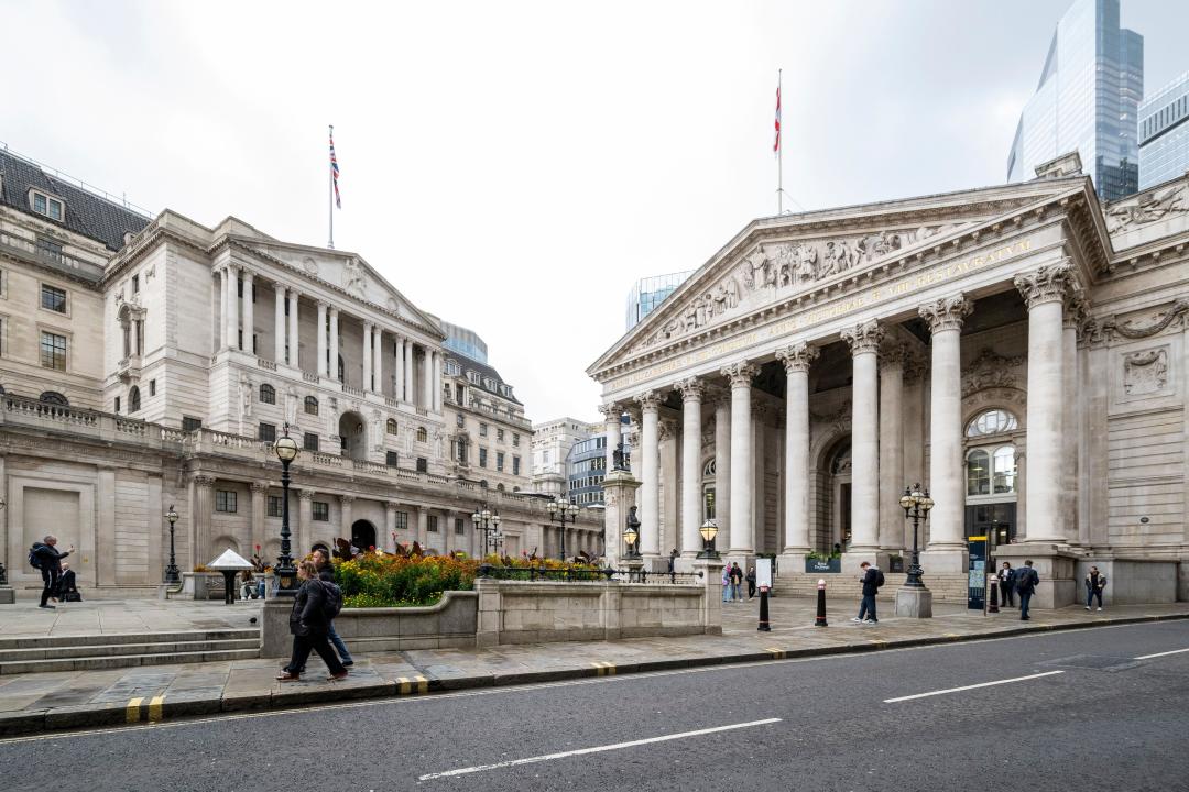 London, UK.  2 October 2024.  A general view of (L) the Bank of England and Royal Exchange in the City of London.  The Bank of England has reported of rising ‘vulnerabilities’ in the financial system arising from increased bets by hedge funds against US government bonds, which reached a high of $1tn recently.  If these ‘short’ positions are unwound it would have ‘the potential to amplify the transmission of future stress’ and cause increase volatility in financial markets.  Credit: Stephen Chung / Alamy Live News