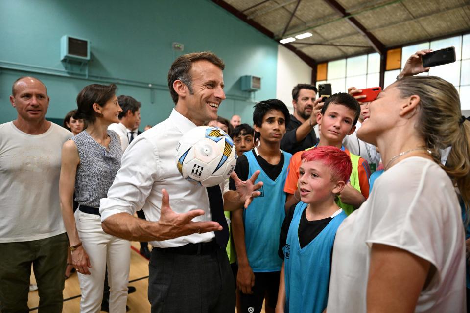 Emmanuel Macron et l’internationale française Laure Boulleau, lors d’un déplacement sur la rénovation du bâti scolaire et le sport le 5 septembre 2023 à Orthez, dans les Pyrénées-Atlantiques