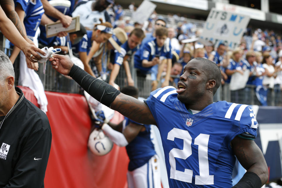FILE - Indianapolis Colts cornerback Vontae Davis (21) gives his gloves to a fan after an NFL football game against the Tennessee Titans Sunday, Sept. 27, 2015, in Nashville, Tenn. The Colts won 35-33. Former Miami Dolphins and Indianapolis Colts cornerback Vontae Davis was found dead in his South Florida home on Monday, April 1, 2024, but police say no foul play is suspected.(AP Photo/Weston Kenney, File)