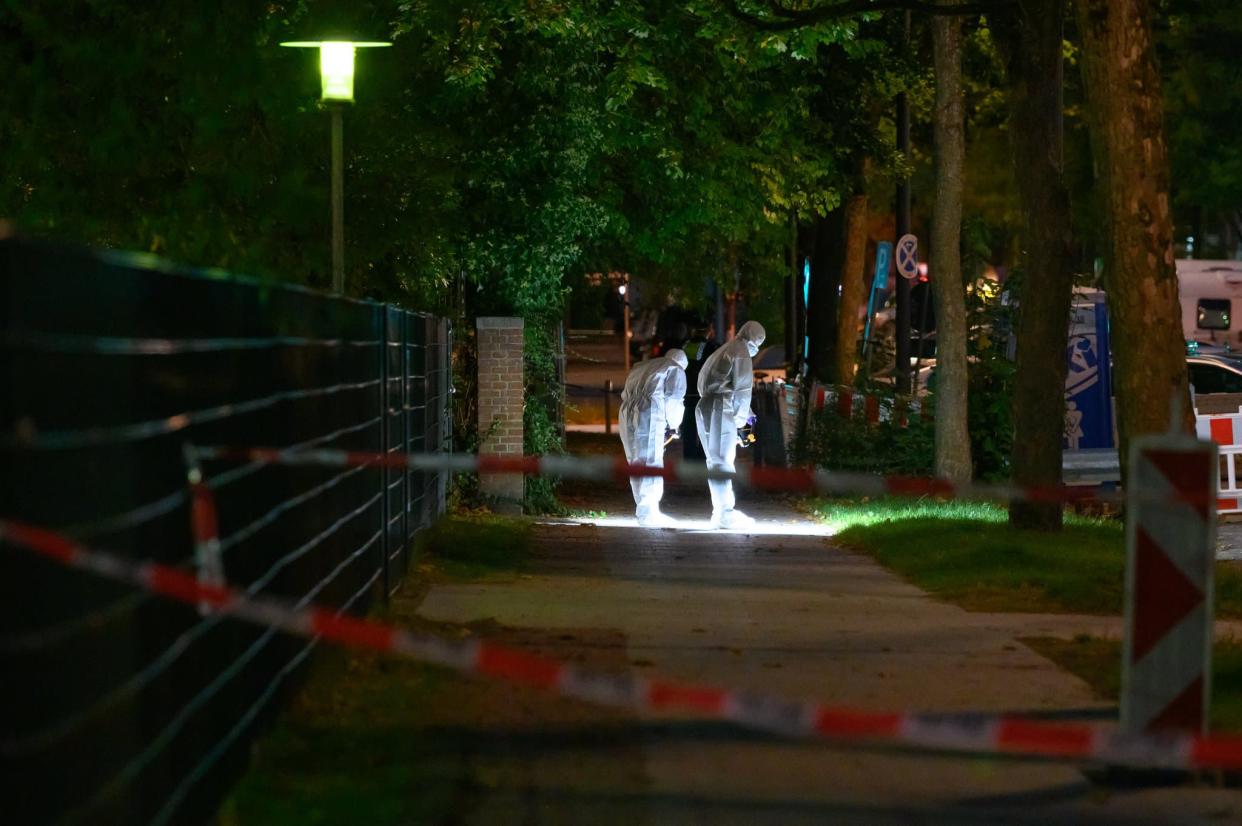 La police enquête devant la synagogue, à Hambourg.  - Jonas Walzberg / dpa / AFP