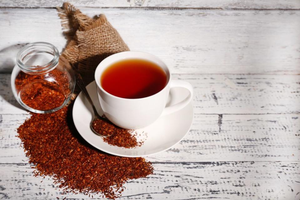 Rooibos tea is naturally sweet and can also keep cravings at bay. Africa Studio – stock.adobe.com