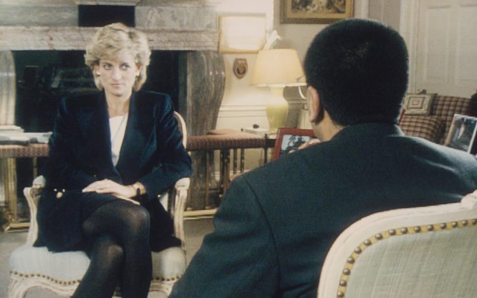 Martin Bashir interviews Princess Diana in Kensington Palace for the television program Panorama - Tim Graham/ Corbis Historical