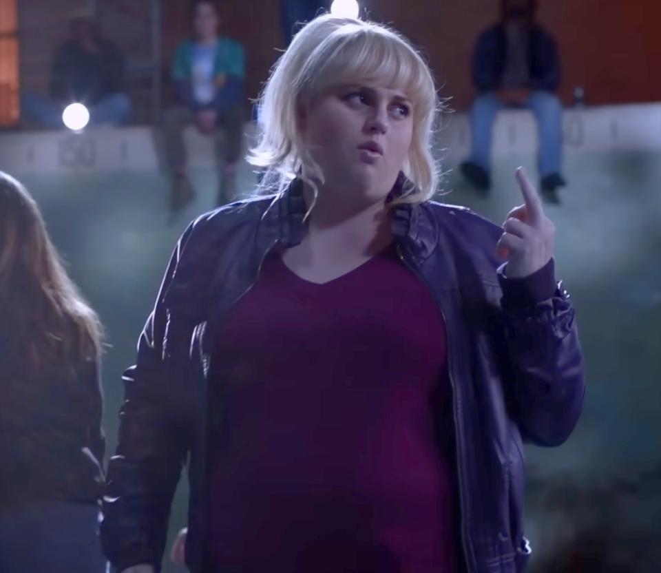 Amy from "Pitch Perfect" is flipping someone off