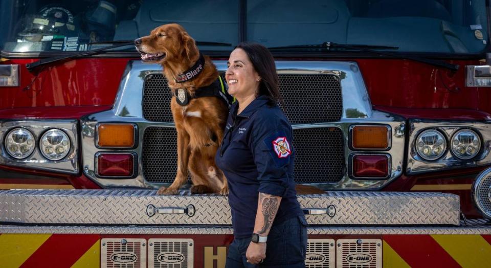 Blaze, el perro rescatista del Departamento de Bomberos de la Ciudad de Hialeah y su compañera y entrenadora Barbara González-Tamburello. Hialeah, Florida - 3 de mayo, 2023