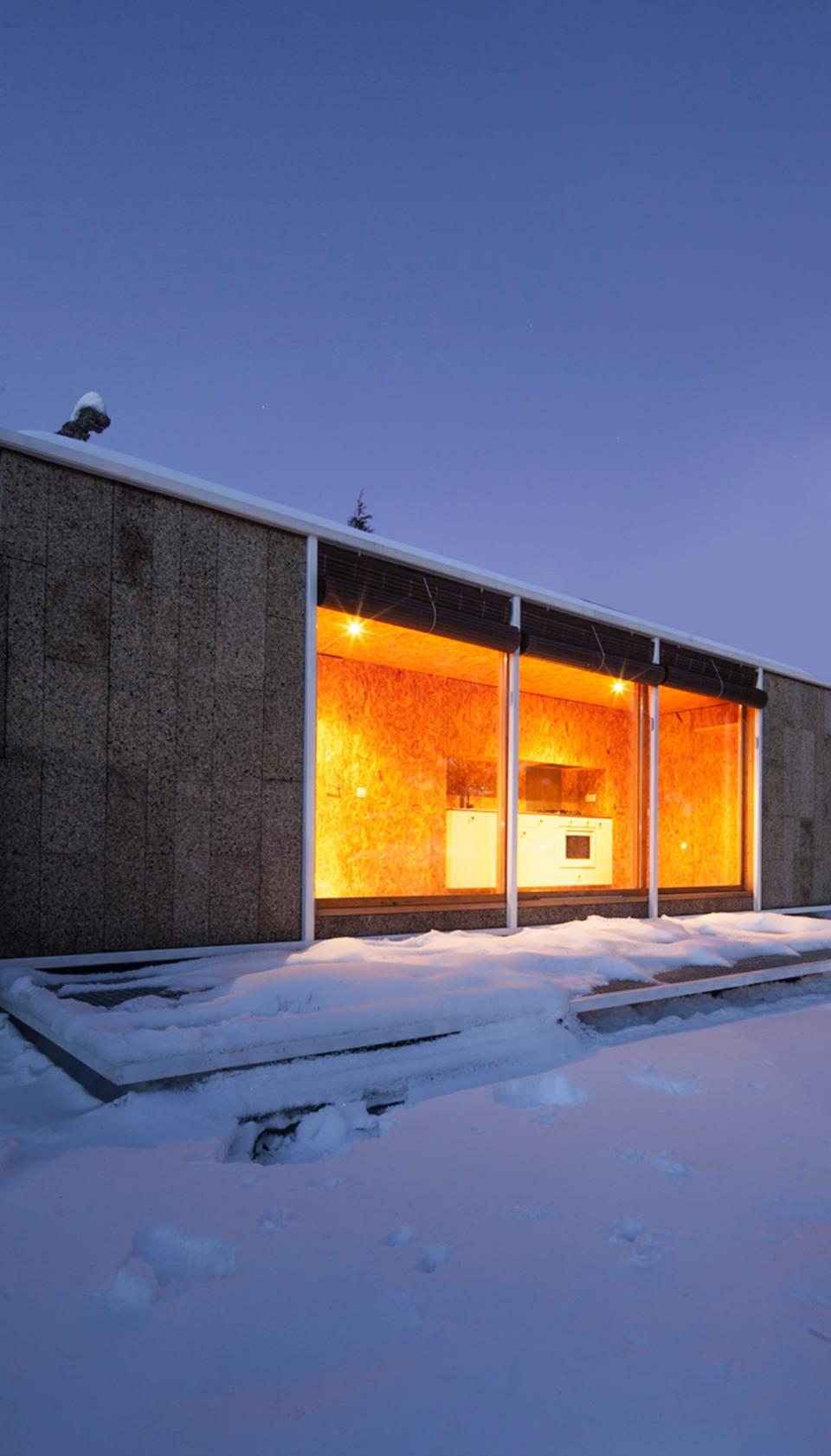 La casa puede instalarse en cualquier entorno rural, ya que no necesita montaje, se transporta fácilmente con un camión y soporta todas las condiciones, incluida la nieve. (Foto: <a href="http://www.agoraarquitectura.com/" rel="nofollow noopener" target="_blank" data-ylk="slk:Ágora Arquitectura;elm:context_link;itc:0;sec:content-canvas" class="link ">Ágora Arquitectura</a>).