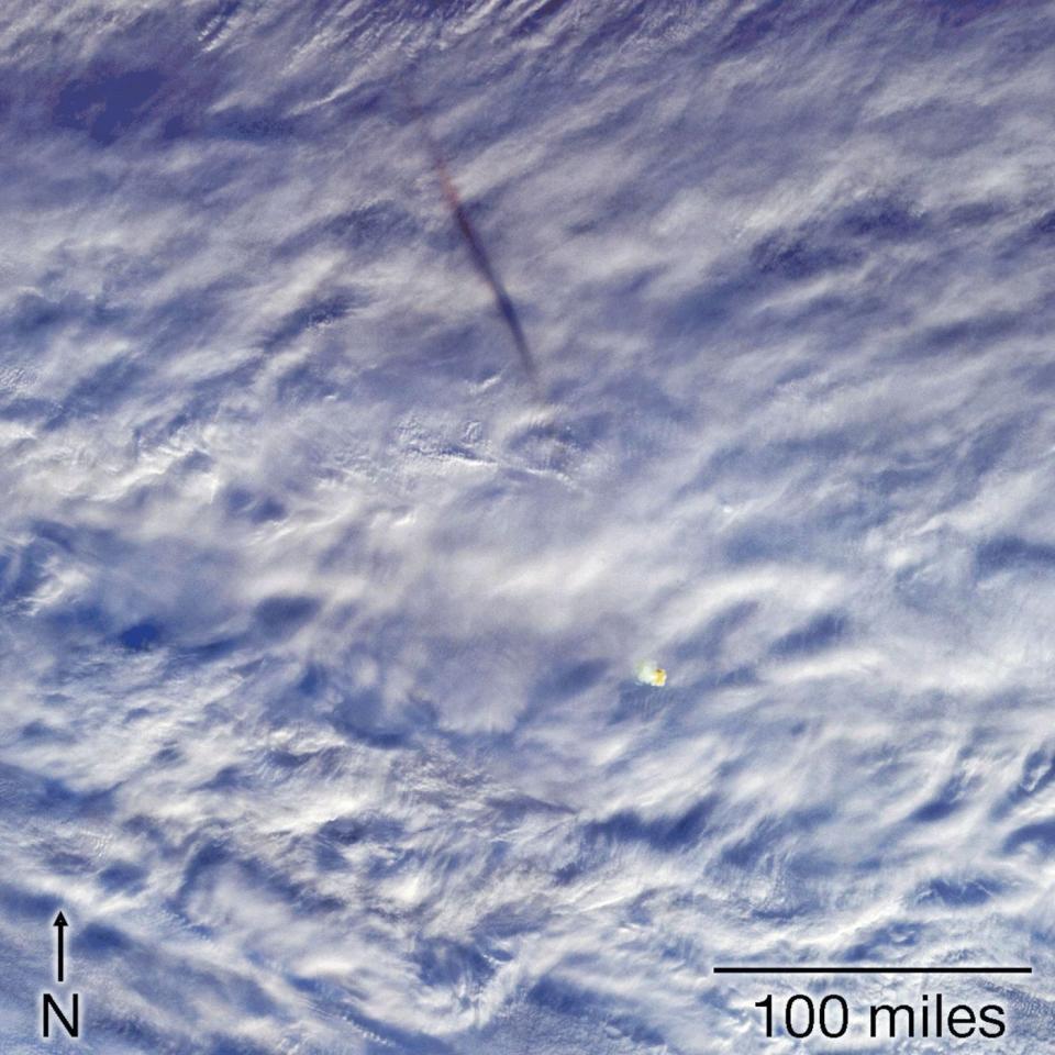 Imagen satelital de la estela dejada por el bólido del Mar de Bering en diciembre | imagen NASA