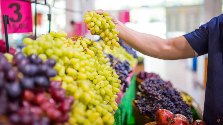 Different varieties of grapes