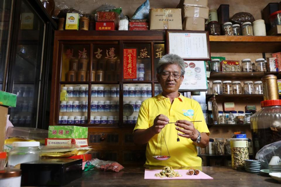 「養生堂」老闆張金宗出生中藥世家，他善用對中藥的專業知識與對烹飪的熱情，料理出一道道美味佳餚。