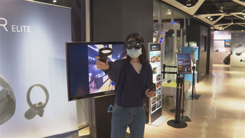  VIVE XR Elite 支援VR、MR、AR。（圖／記者徐翊中攝）