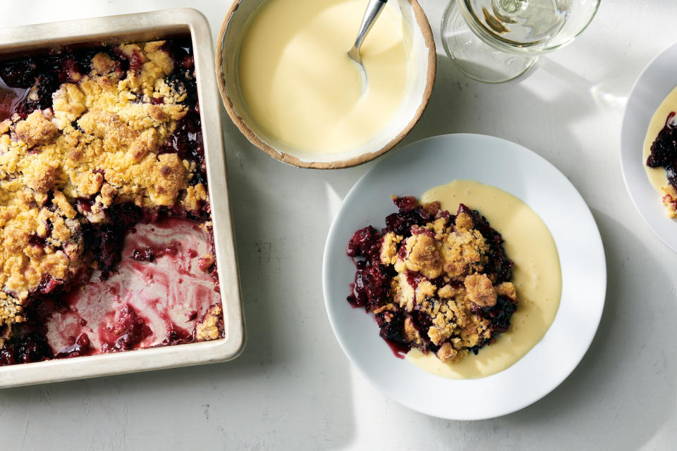 Postre horneado de zarzamora con natilla de cardamomo, en Nueva York, el 21 de julio de 2021. Estilista de alimentos: Simon Andrews. (David Malosh/The New York Times)