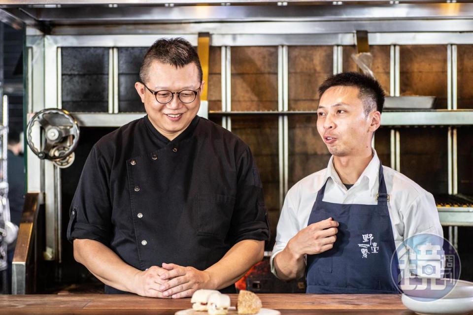 「堂本麵包店」師傅陳撫洸（左）和「安工坊」負責人趙國佑（右）負責麵包。