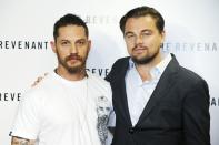 Sie spielten Seite an Seite in "The Revenant" und sind jetzt gewissermaßen "Blutsbrüder": Tom Hardy (links) trägt ein Tattoo seines Kollegen Leonardo DiCaprio auf dem Oberarm, da er eine Wette verlor ... (Bild: 2015 Twentieth Century Fox)