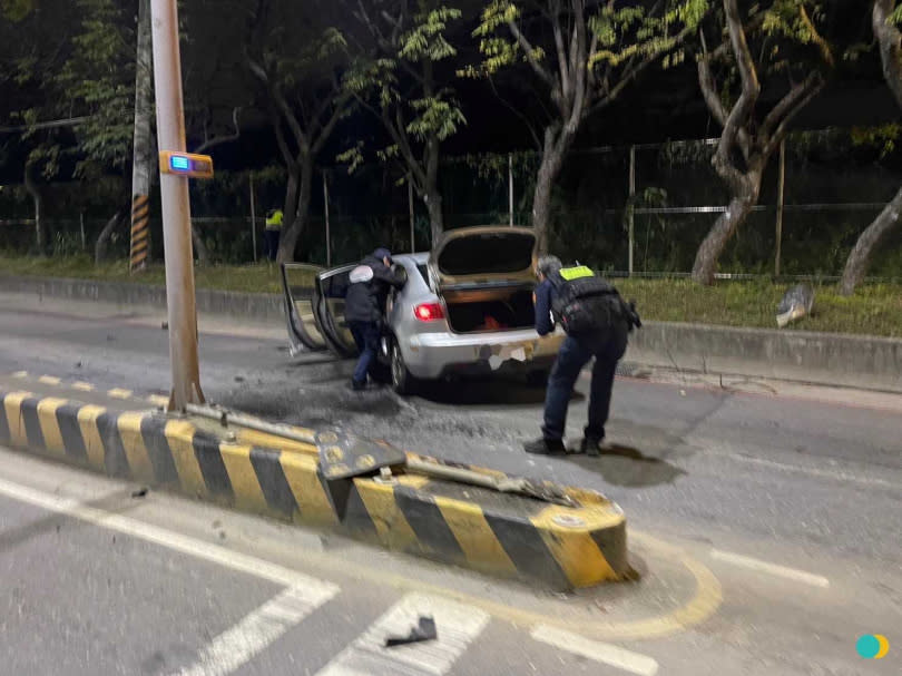 劉男不耐辣椒水刺激，逃逸500公尺後自撞分隔島，就棄車徒步逃逸，但車上遺留他的手機。（翻攝畫面）