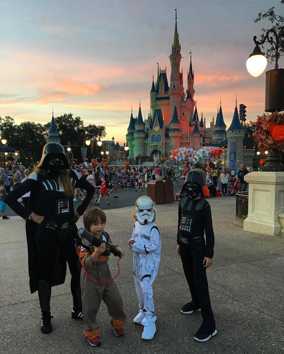 Galilea Montijo se fue con su hijo a celebrar Halloween a Disney y allí personificaron la Guerra de las Galaxias