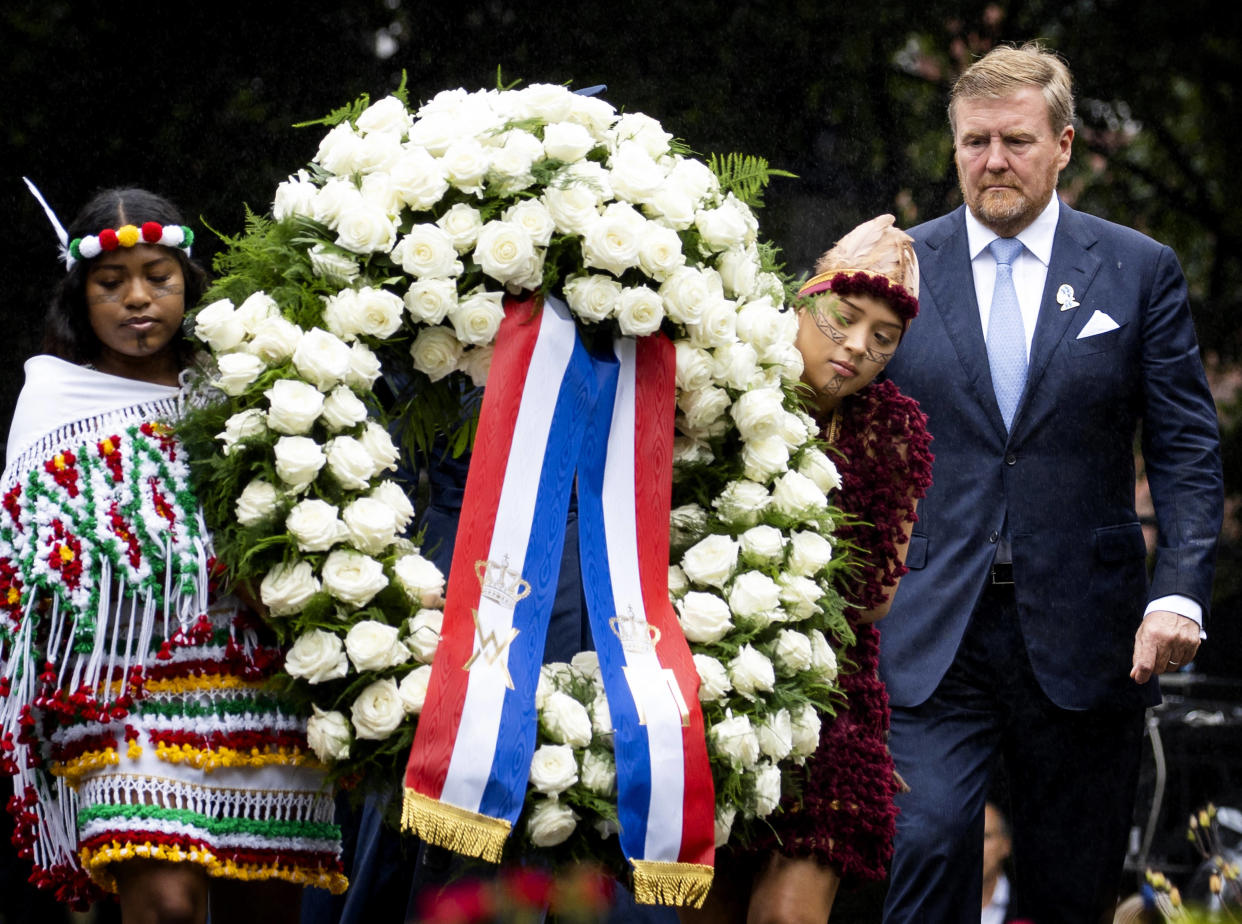 Le roi Willem-Alexander déposant une couronne lors de la Journée nationale du souvenir de l’esclavage à l’Oosterpark, à Amsterdam, le 1er juillet 2023.