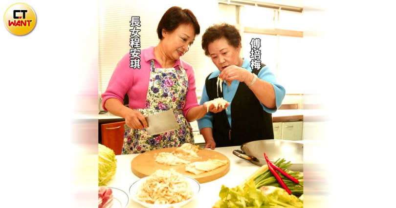 原本有意朝戲劇界發展的程安琪（左），在母親傅培梅（右）手把手指導下，也成為烹飪名師。（圖／報系資料照）