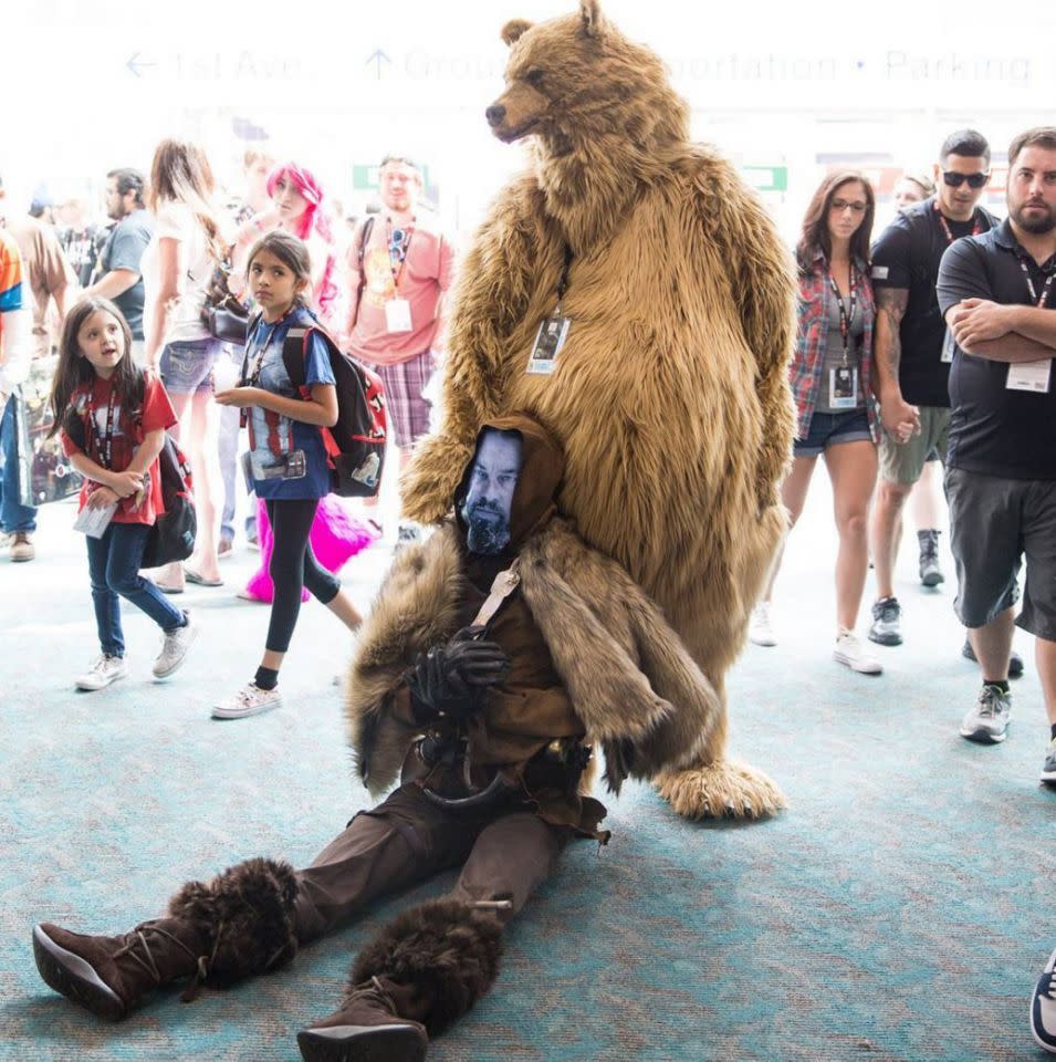 Embora já faça algum tempo que O Regresso foi lançado nos cinemas, parece que um espectador não ficou satisfeito com o resultado da luta entre Leonardo DiCaprio e o urso e acabou mudando um pouco as coisas. Muito engraçado! (Foto: Instagram / @thegoddamnbatmanuel).