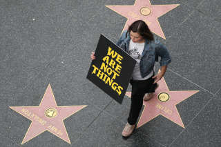 Une manifestation du mouvement #MeToo sur l’Hollywood Walk of Fame, à Los Angeles, le 12 novembre 2017..  PHOTO LUCY NICHOLSON/REUTERS