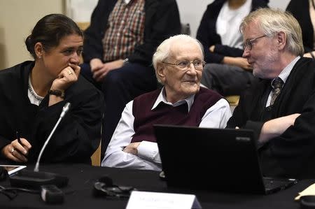 Oskar Groening (C), defendant and former Nazi SS officer dubbed the "bookkeeper of Auschwitz", sits between his lawyers Hans Holtermann (R) and Susanne Frangenberg (L) in the courtroom during the verdict of his trial in Lueneburg, Germany, July 15, 2015. REUTERS/Axel Heimken/Pool