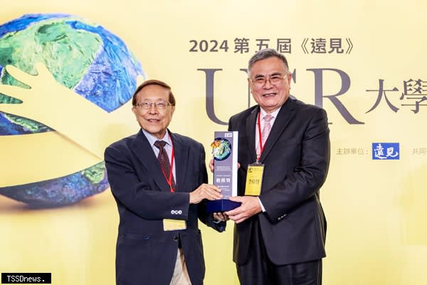 2024第五屆《遠見》USR大學社會責任獎頒獎，國立聯合大學3件入圍、2件獲楷模獎，成績名列前茅，右為校長李偉賢接受頒獎！（記者江乾松攝）