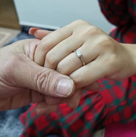女友小英PO出戒指照且將臉書動態改成「與溫兆宇結婚」，讓人誤以為小彬彬已向她求婚。（圖／翻攝自臉書）