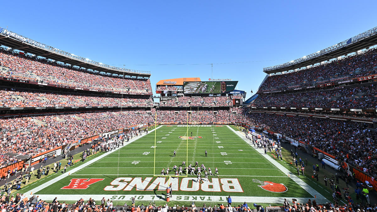 Patriots, Browns fans unite for anti-Yankees chant in Cleveland