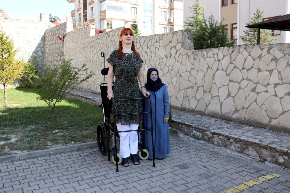 Rumeysa Gelgi wurde von den Guinness World Records als größte Frau der Welt bestätigt. (Bild: Orhan Kuzu/Anadolu Agency via Getty Images)
